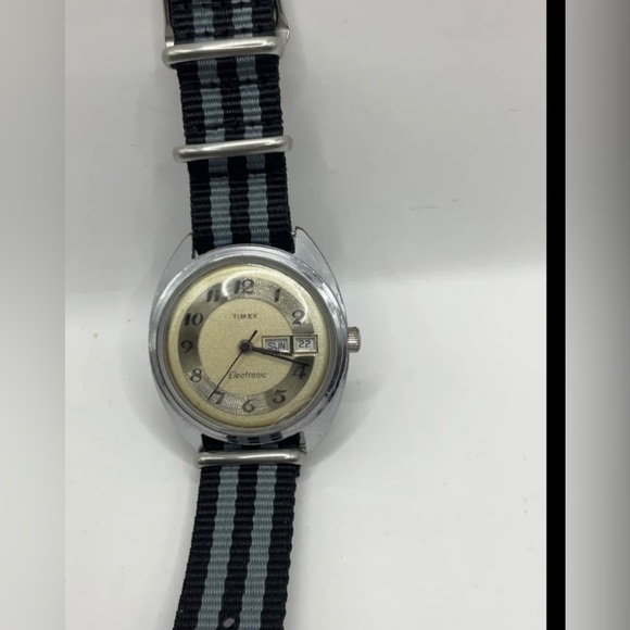 Vintage 1972 Timex UFO flying Saucer Electronic Mens Watch - Picture 1 of 3